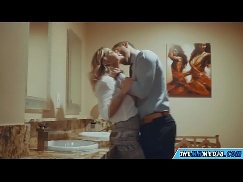 ❤️ Când o blondă cu sânii mari te seduce într-o toaletă publică at ro.pornoxlxx.ru ❌️